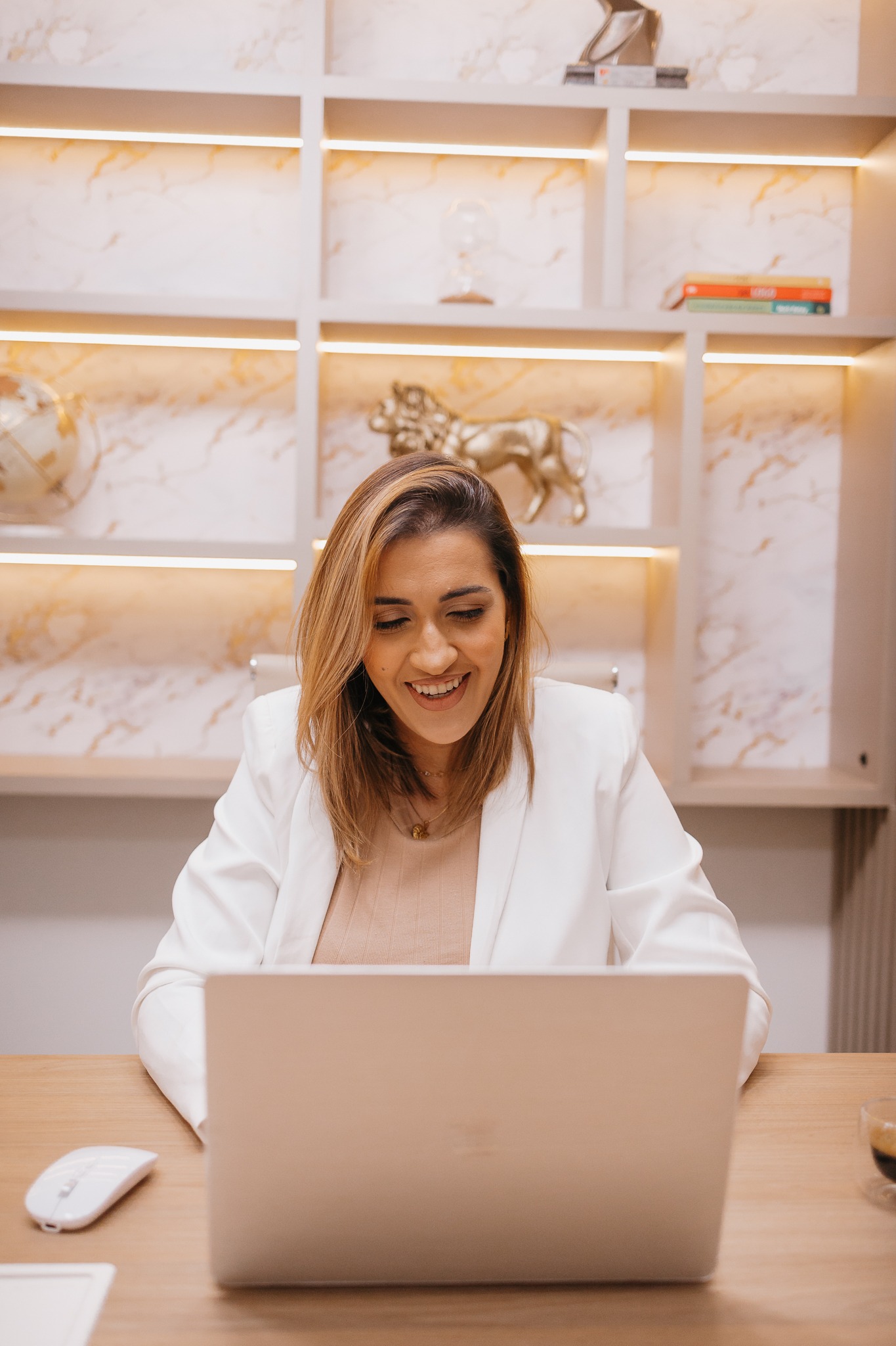 Priscila Sene trabalhando em seu escritório